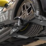 Cascos C4S-XL med EVA-adapter for elbiler – løfter bil fra hjulene for full tilgang til understell